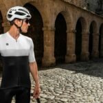Posando con un maillot de ciclismo Siroko