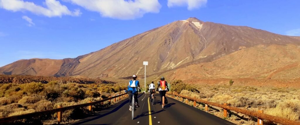 Ciclistas circulando por la carretera, con el Teide de fondo