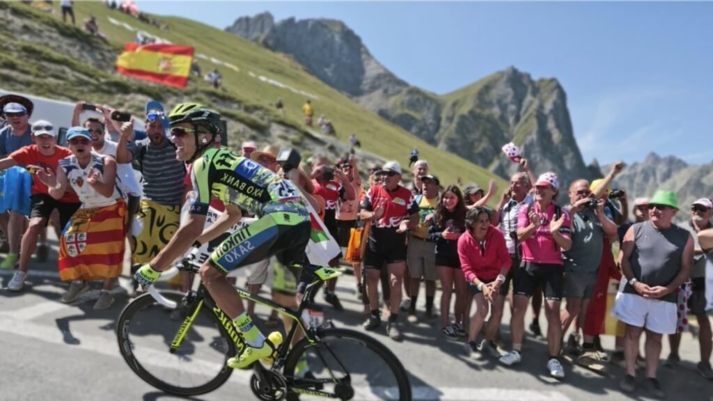 Rafael Maijka en la ascensión del Tourmalet rodeado de aficionados