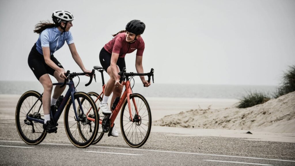 Mujeres ciclistas circulando por una carretera