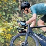 ciclista haciendo un descenso con bici y ropa Orbea