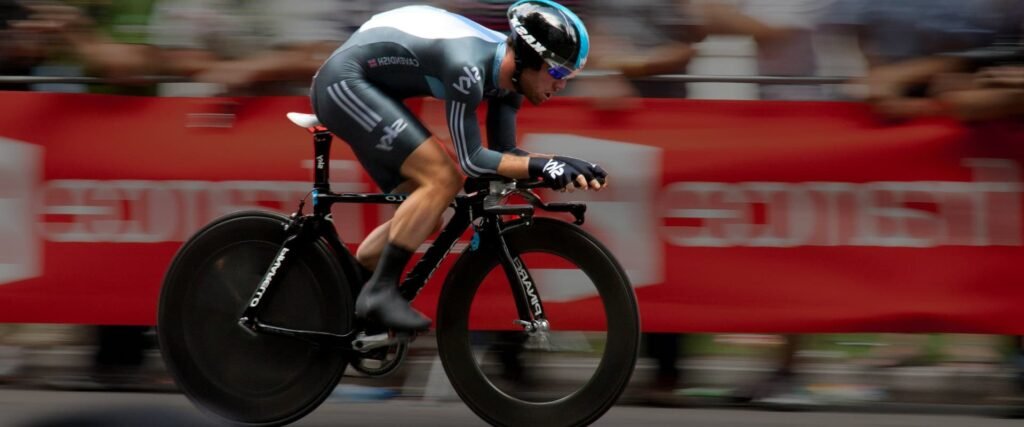 Ciclista del equipo SKY en una contrarreloj con un culote Castelli