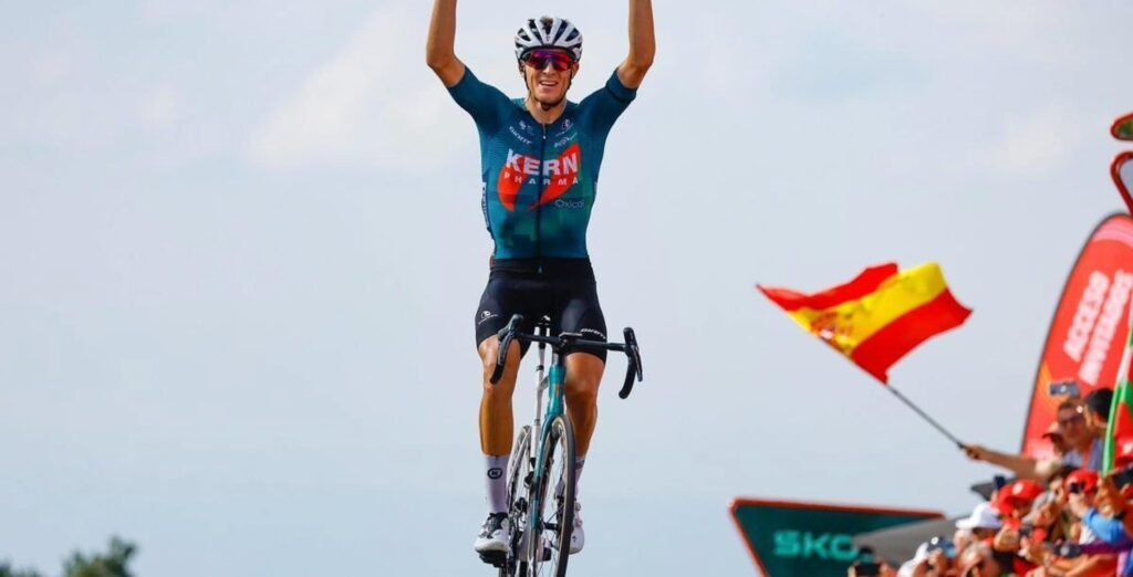 Pablo Castrillo alzando los brazos tras su victoria en La Vuelta.