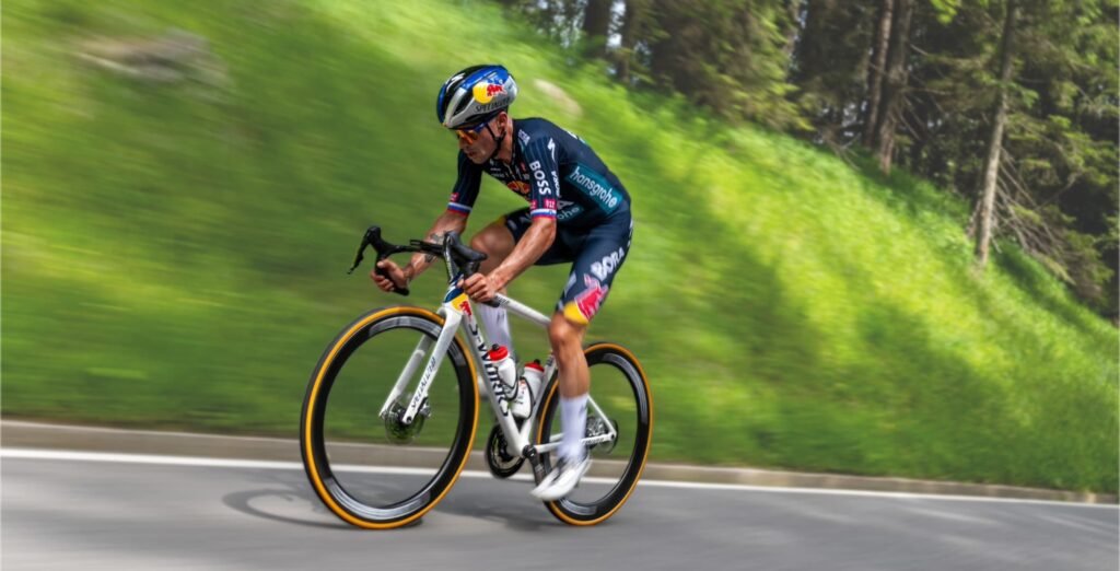 Primoz Roglic rondando solo.