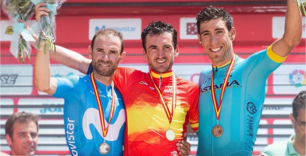 Ion Izagirre campeón de España en el podio con Alejandro Valverde y Omar Fraile