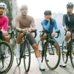 ciclistas vestidos con ropa Etxeondo