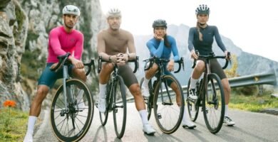 ciclistas vestidos con ropa Etxeondo