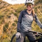 Mujer vestida con ropa Specialized