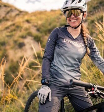 Mujer vestida con ropa Specialized