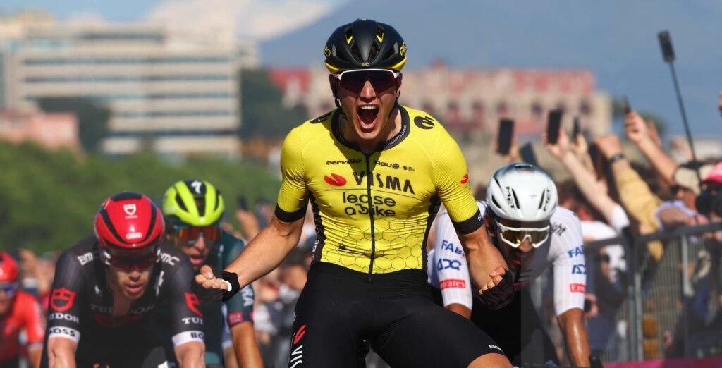 Olav Kooij celebrando su victoria en el Giro d'Italia.