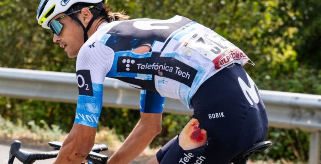 Javier Romo con el maillot roto tras su caída en La Vuelta 2025