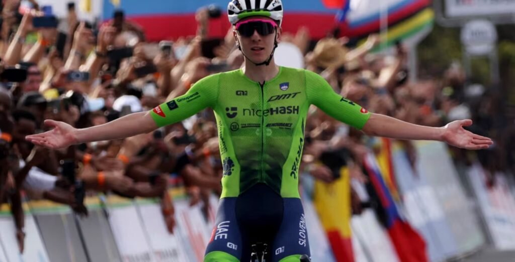 Tadej Pogacar celebrando su segundo mundial en ruta.