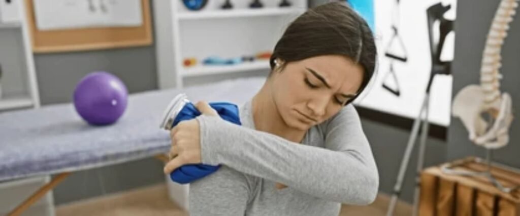 chica aplicando frío con una bolsa de hielo en el hombro