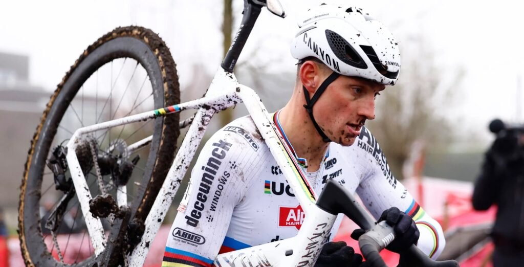 Mathieu van der Poel compitiendo en ciclocross en 2024