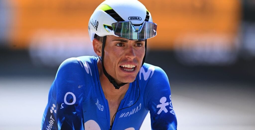 Enric Mas tras finalizar una dura etapa.