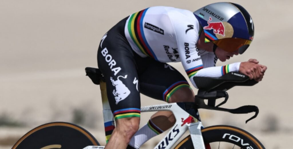 Remco Evenepoel rodando en la CRI de Al Hudayriyat