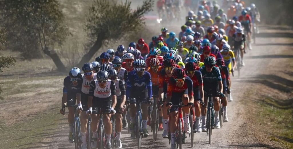 Pelotón en la Clásica Jaén Paraíso Interior 2025.