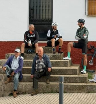 Ciclistas amateur en un pueblo