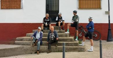 Ciclistas amateur en un pueblo