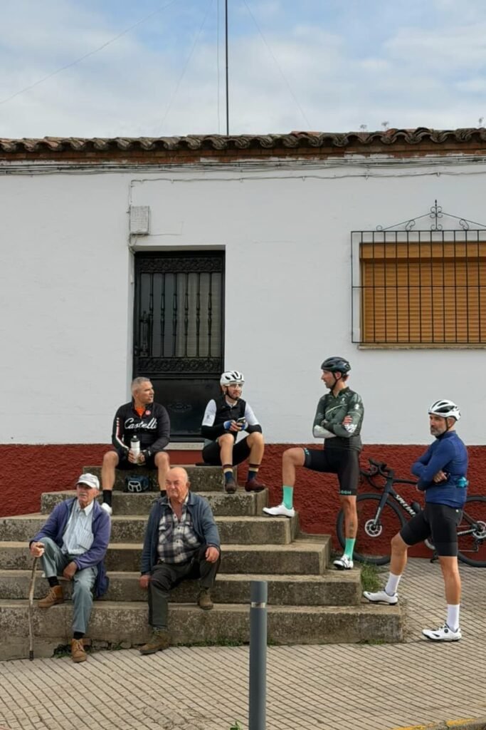 El ciclismo amateur personificado en un pueblo con personas mayores.