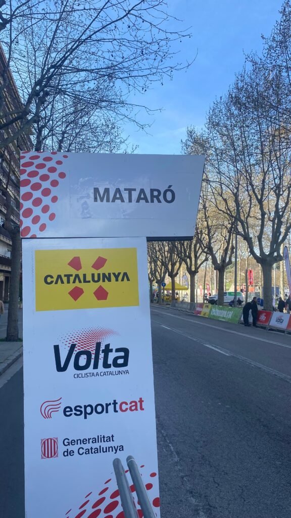 Cartel de población de salida de etapa: Mataró