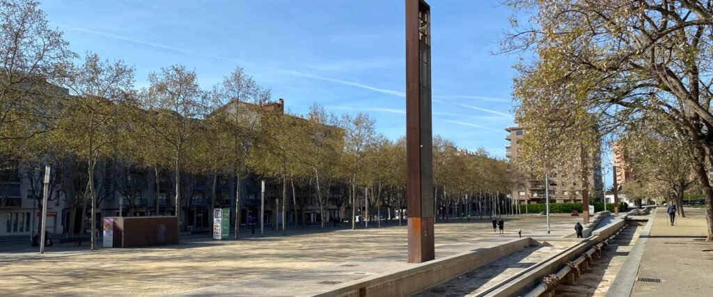 Parking de buses antes de la salida de una etapa WorldTour