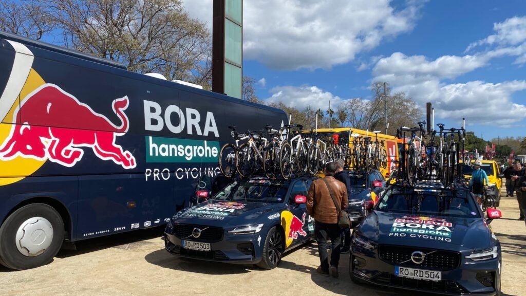 Autobus y vehiculos del RedBull Bora Hansgrohe