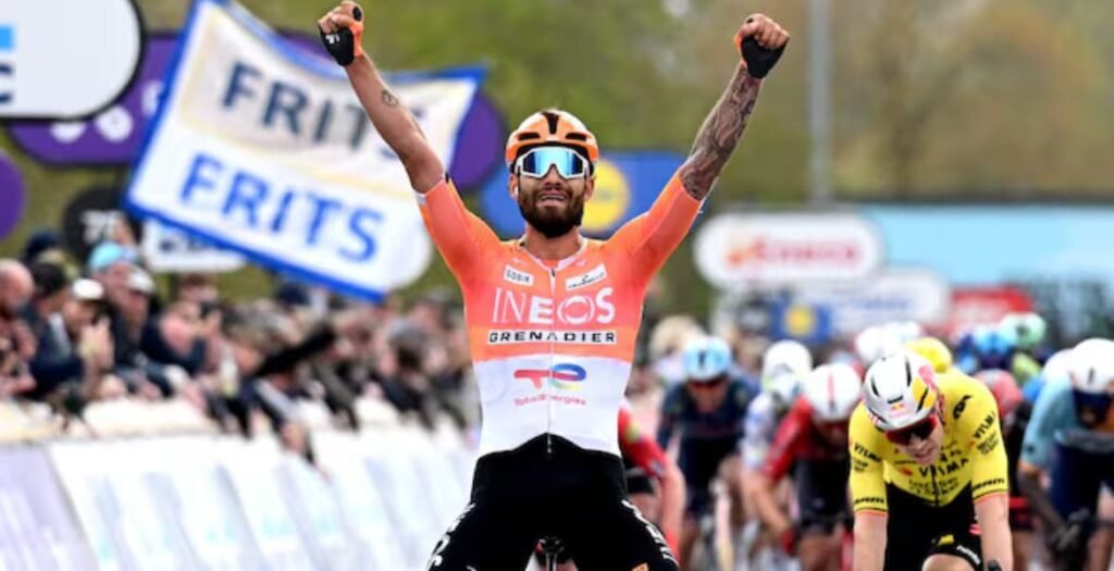Filippo Ganna alzando los brazos en al linea de meta de A través de Flandes 2026