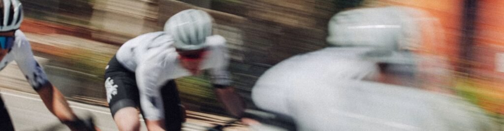 Ciclistas borrosos con maillot Gobik y conjuntados
