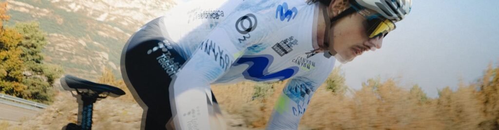 Ivan García Cortina en bicicleta con su equipación del Movistar Team, patrocinado, entre otros por Gobik.