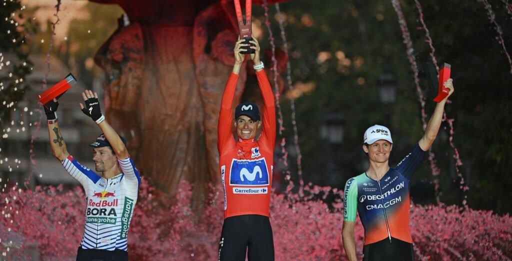 Podium Vuelta a España 2026. Enric Mas, Primoz Roglic y Felix Gaal, en ese orden.