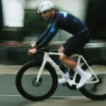Ciclista con ropa Gobik y bici Aurum