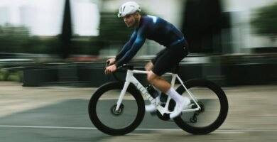 Ciclista con ropa Gobik y bici Aurum